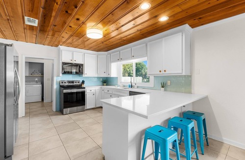 Kiska Beach House | "Emerald Escape" Private Pool - West End PCB