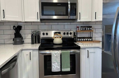 Indianapolis House | Emerald Escape-Spacious Duplex