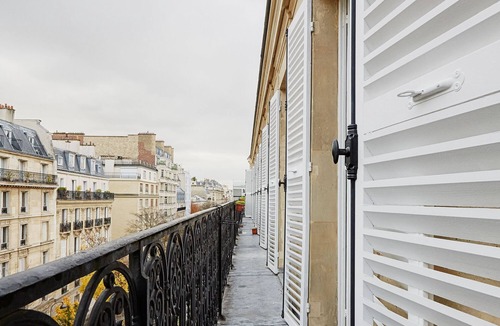 Auteuil Apartment | Emerald Exuberance, by Veeve