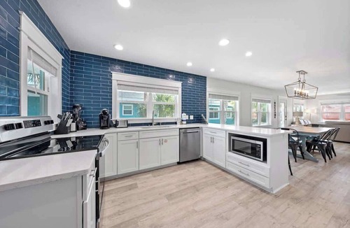 Kiska Beach House | Emerald Flamingo