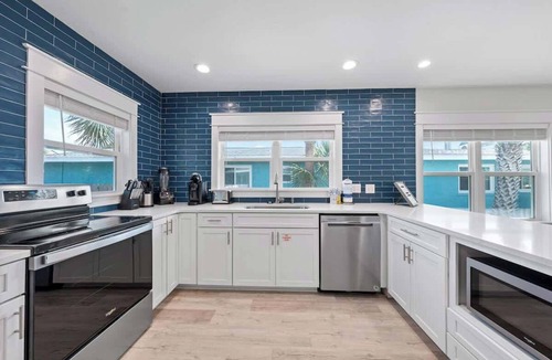 Kiska Beach House | Emerald Flamingo