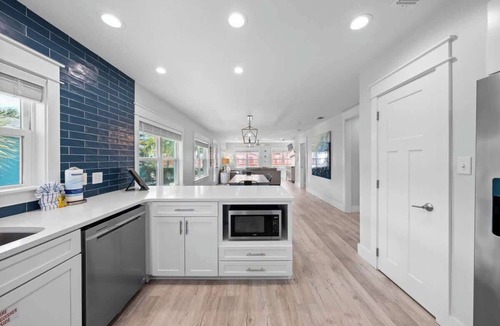 Kiska Beach House | Emerald Flamingo