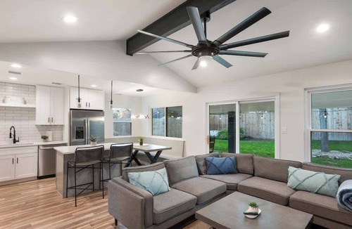 Austin House | Emerald Forrest Escape -3bd/2.5 bth + Pet Friendly