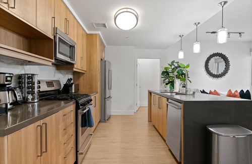 Downtown Apartment | Emerald Garden Upscale & Serene Pool Gym Jacuzzi
