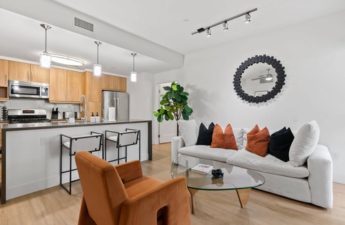 Downtown Apartment | Emerald Garden Upscale & Serene Pool Gym Jacuzzi