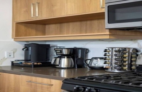 Downtown Bed & Breakfast | Emerald Garden' Upscale & Serene Retreat Walk to Beach Pool Gym Jacuzzi