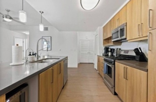 Downtown Bed & Breakfast | Emerald Garden' Upscale & Serene Retreat Walk to Beach Pool Gym Jacuzzi
