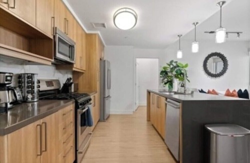 Downtown Bed & Breakfast | Emerald Garden' Upscale & Serene Retreat Walk to Beach Pool Gym Jacuzzi