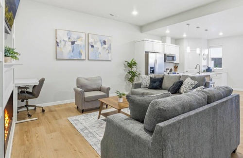 Hermiston House | Emerald Haven 3BR Retreat Work-Ready + Relaxation