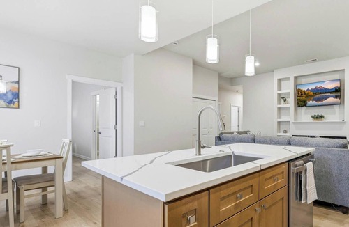 Hermiston House | Emerald Haven 3BR Retreat Work-Ready + Relaxation