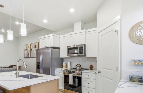 Hermiston House | Emerald Haven 3BR Retreat Work-Ready + Relaxation