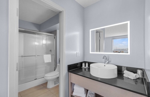 Calgary Hotel | Emerald Hotel & Suites