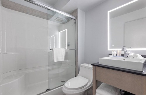 Calgary Hotel | Emerald Hotel & Suites