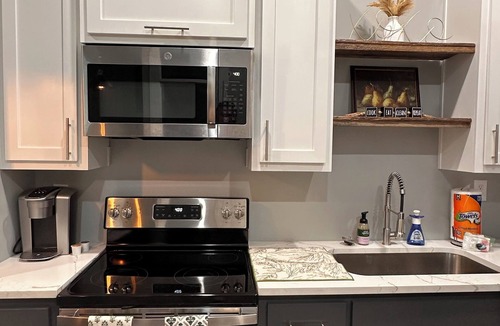 Florence Apartment | Emerald Hour Loft: 2 mins from UNA