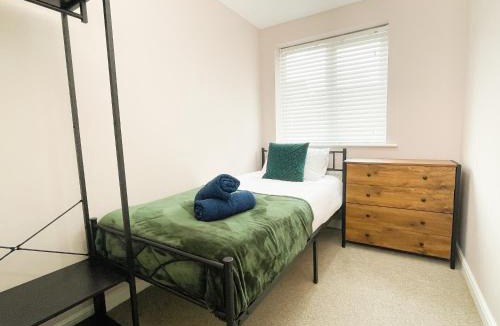 Knottingley House | Emerald House -3 Bed - Free Parking