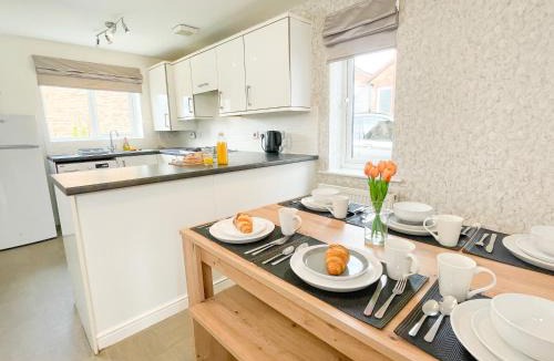 Knottingley House | Emerald House -3 Bed - Free Parking