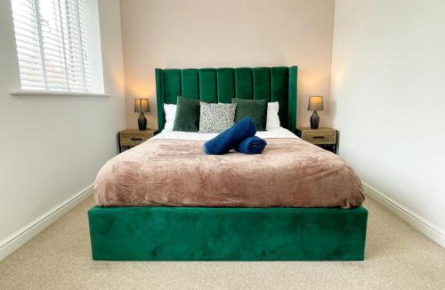 Knottingley House | Emerald House -3 Bed - Free Parking