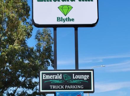 Blythe Hotel | Emerald Inn & Lounge