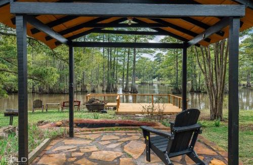Shreveport House | Emerald Isle Log Cabin Private Island Lakefront