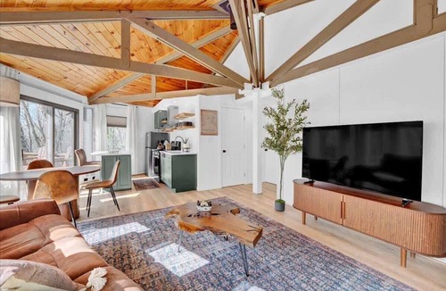 Long Pond Cabin | Emerald Lake Modern Treehouse | Hot Tub | Firepit