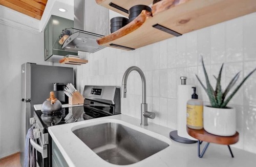 Long Pond Cabin | Emerald Lake Modern Treehouse | Hot Tub | Firepit