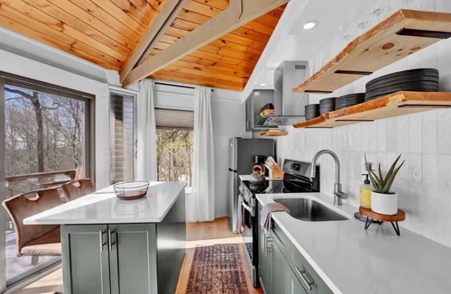 Long Pond Cabin | Emerald Lake Modern Treehouse | Hot Tub | Firepit