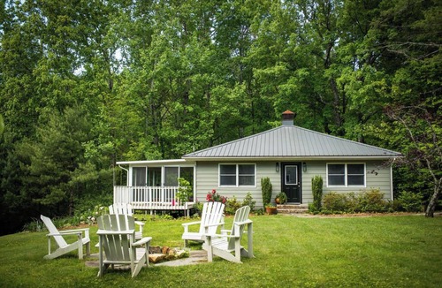 Cedar Mountain House | Emerald Lake-Private-Lakefront-Families-Sleeps 20