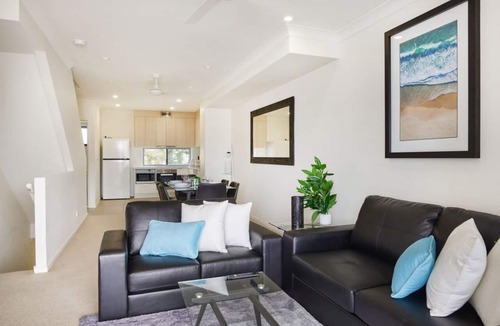 Carrara Villa | Emerald lakes villa close to stadium