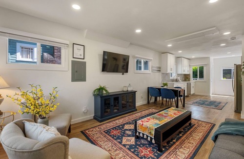 East Queen Anne Apartment | Emerald Leaf Cozy dawnstair