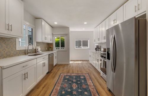 East Queen Anne Apartment | Emerald Leaf Cozy dawnstair