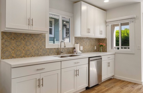 East Queen Anne Apartment | Emerald Leaf Cozy dawnstair
