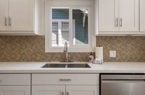 East Queen Anne Apartment | Emerald Leaf Cozy dawnstair
