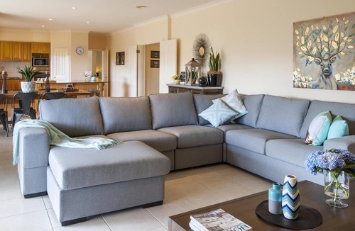 Emerald House | Emerald Lodge - Emerald Lodge is set in the rolling hills of Emerald, just 4km from the centre of the township.