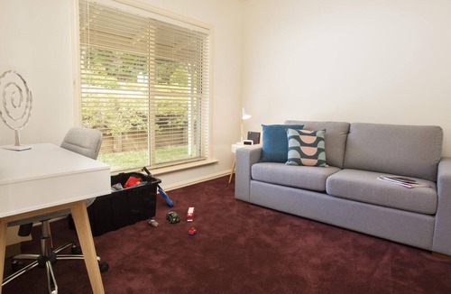 Emerald House | Emerald Lodge - Emerald Lodge is set in the rolling hills of Emerald, just 4km from the centre of the township.