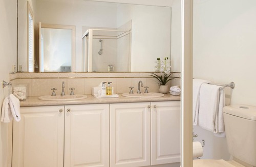 Emerald House | Emerald Lodge - Emerald Lodge is set in the rolling hills of Emerald, just 4km from the centre of the township.