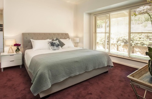 Emerald House | Emerald Lodge - Emerald Lodge is set in the rolling hills of Emerald, just 4km from the centre of the township.