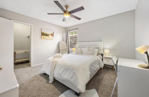 Far North Dallas Apartment | Emerald Loft - Pool, Gym & Free Parking!