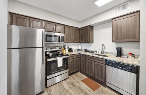 Far North Dallas Apartment | Emerald Loft - Pool, Gym & Free Parking!