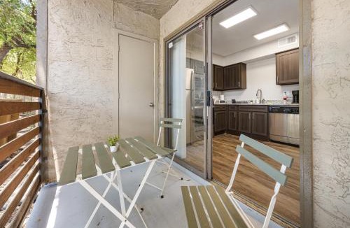 Far North Dallas Apartment | Emerald Loft - Pool, Gym & Free Parking!