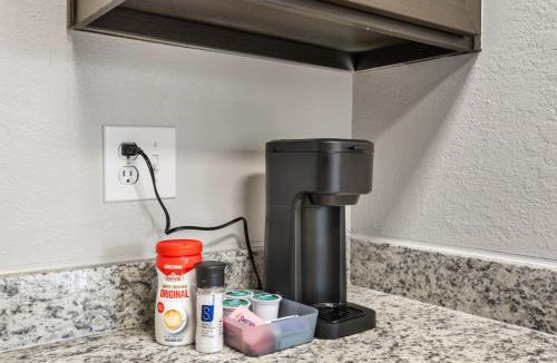 Far North Dallas Apartment | Emerald Loft - Pool, Gym & Free Parking!