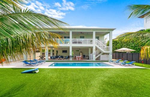 Marathon Villa | Emerald Oasis Deluxe Waterfront Gem, Heated Pool with Dock
