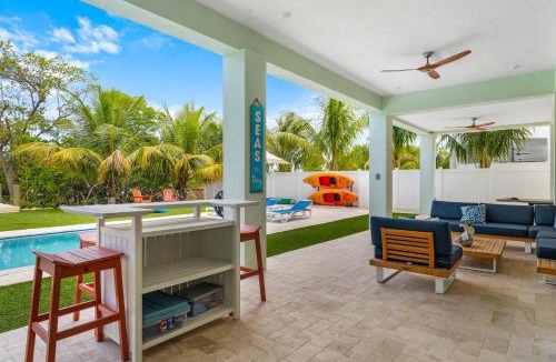 Marathon Villa | Emerald Oasis Deluxe Waterfront Gem, Heated Pool with Dock