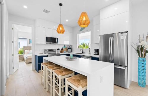 Marathon Villa | Emerald Oasis Deluxe Waterfront Gem, Heated Pool with Dock