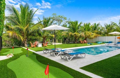 Marathon Villa | Emerald Oasis Deluxe Waterfront Gem, Heated Pool with Dock