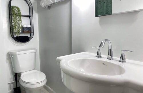 Teaneck Apartment | Emerald Oasis, Stylish & Clean close to NYC & airports