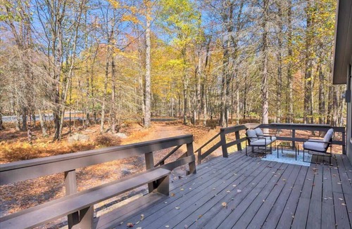 Gouldsboro Cabin | Emerald Pines Cabin | Lake Access | Hot Tub