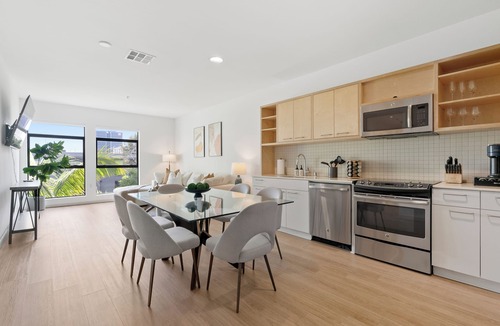 Hollywood Apartment | Emerald Ridge' Hollywood Haven Pool, Jacuzzi, Gym Zen Garden View
