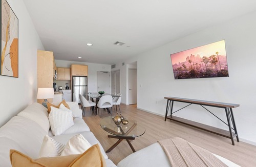 Hollywood Apartment | Emerald Ridge' Hollywood Haven Pool, Jacuzzi, Gym Zen Garden View