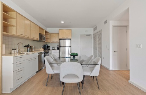 Hollywood Apartment | Emerald Ridge' Hollywood Haven Pool, Jacuzzi, Gym Zen Garden View