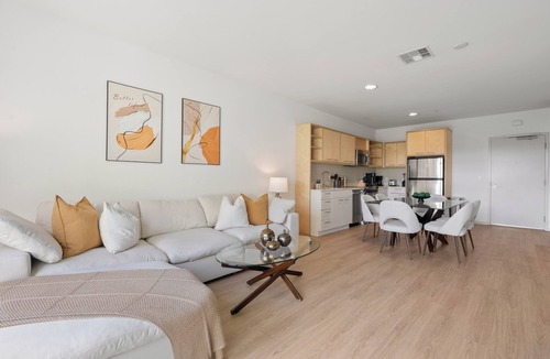 Hollywood Apartment | Emerald Ridge' Hollywood Haven Pool, Jacuzzi, Gym Zen Garden View